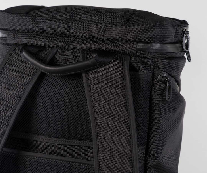 Mesh backing. Leather-lined handle.