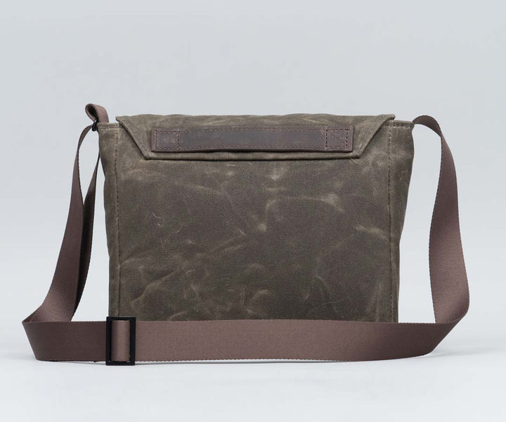 1.5'' integrated strap. Full-grain leather handle.