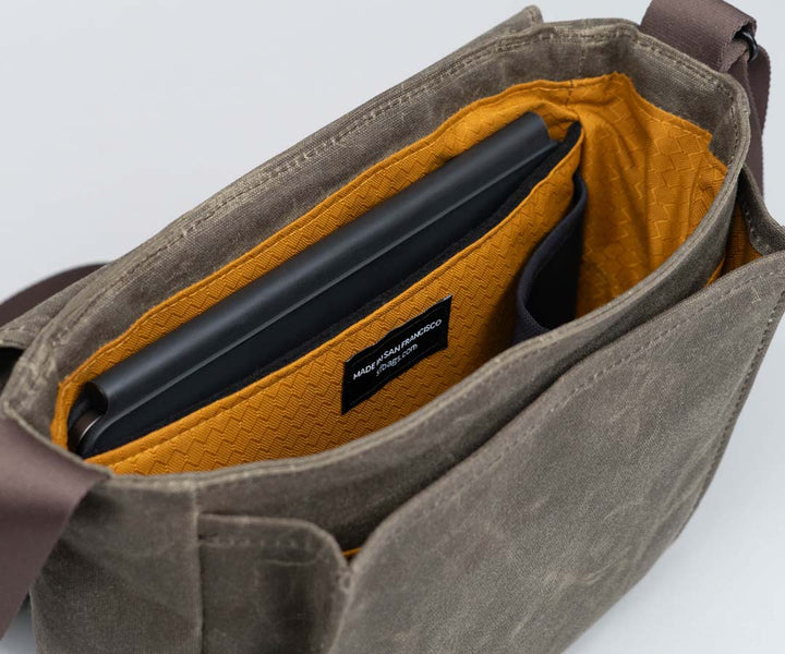 Padded tablet/laptop compartment