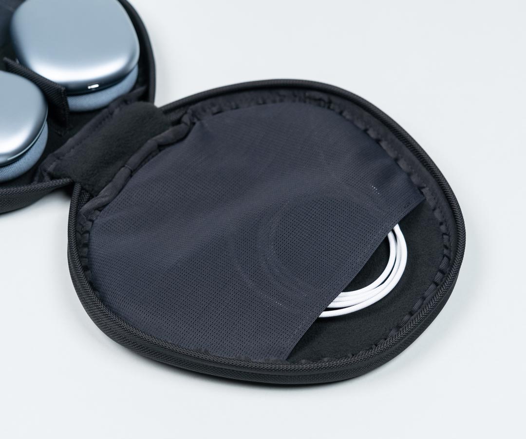 Large mesh pocket for cables