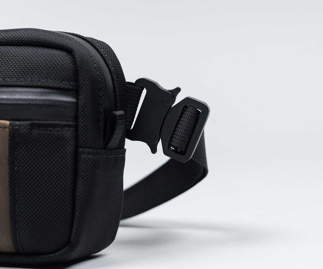 Hi-performance metal paragliding-style buckle