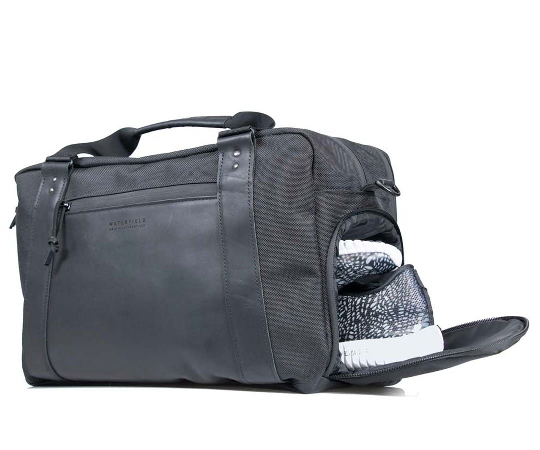 Easy-access, collapsible side shoe pocket