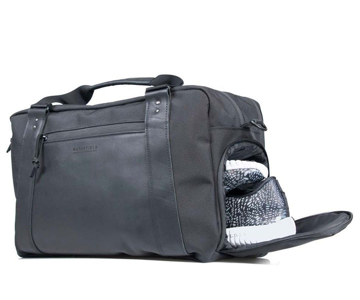 Easy-access, collapsible side shoe pocket