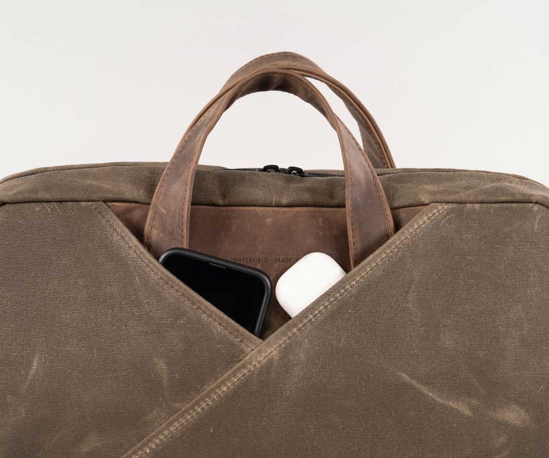 External pocket holds frequently-accessed items