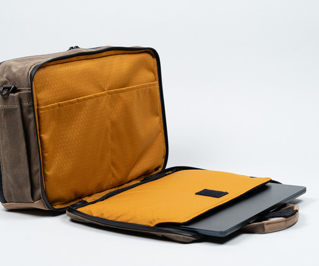 Integrated laptop pocket