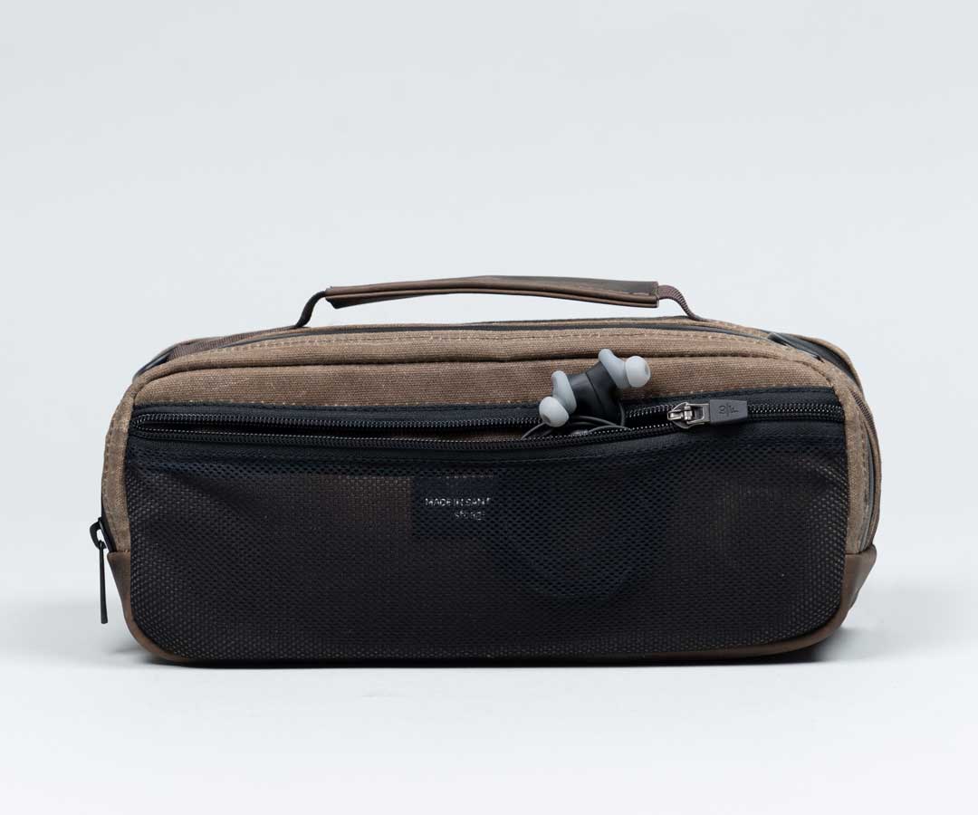 Back: Zippered mesh pocket 
