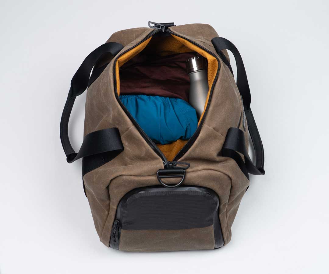 Wide main compartment for stacking clothes