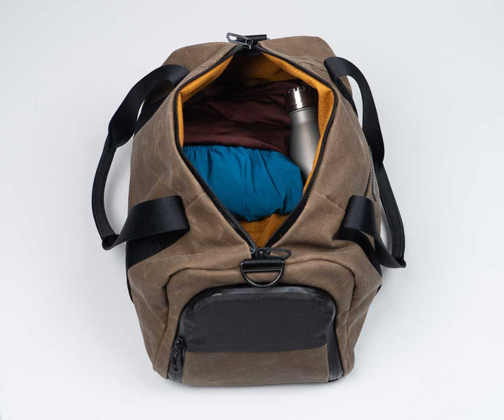 Wide main compartment for stacking clothes