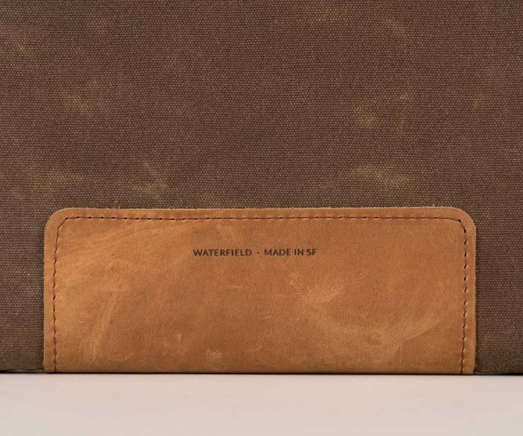 Premium full-grain leather grip for easy laptop removal
