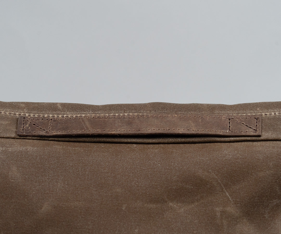 Comfortable leather carry handle (waxed canvas version)