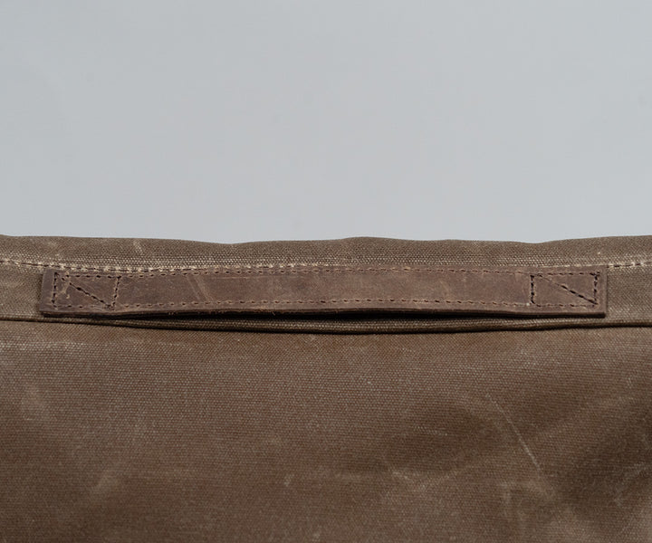 Comfortable leather carry handle (waxed canvas version)