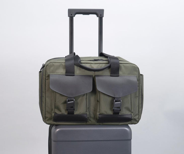 Complements the width of most carry-ons