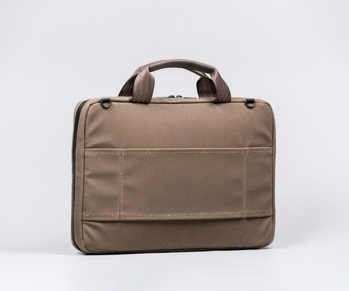 Back: Suitcase handle slot