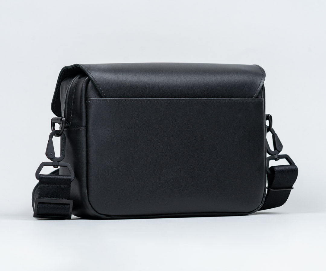 Back view: discreet pocket below the flap