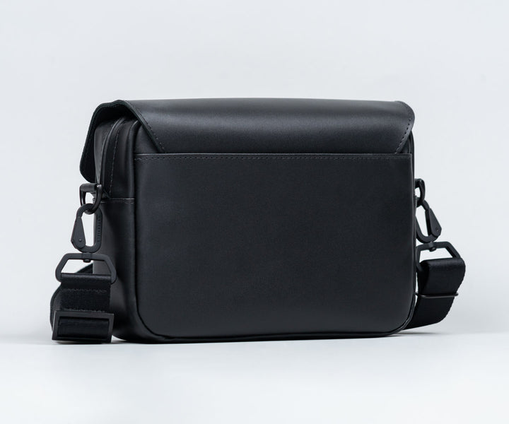 Back view: discreet pocket below the flap