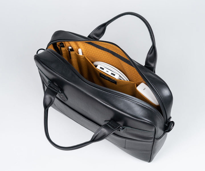 Internal pockets keep electronics organized