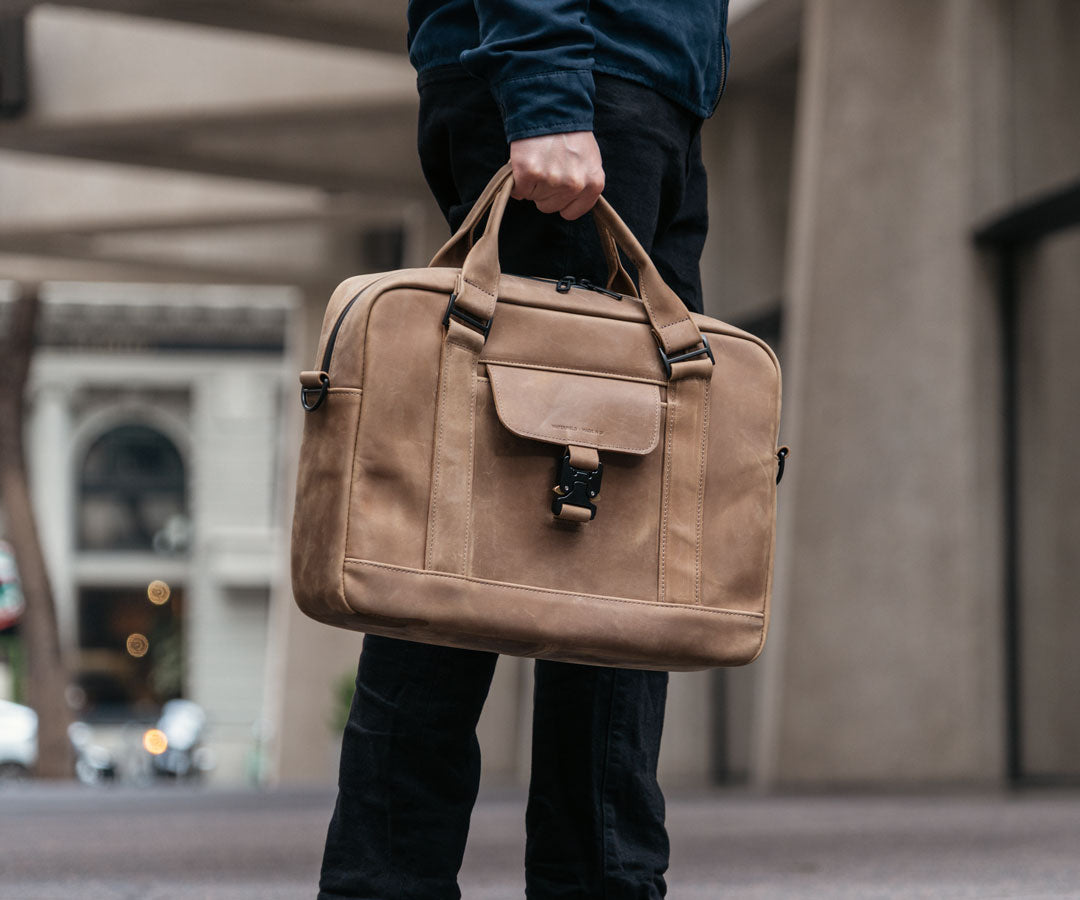 ナチュラルレザー　briefcase The Deluxe Briefcase - Horween Chromexcel Natural | Gustin