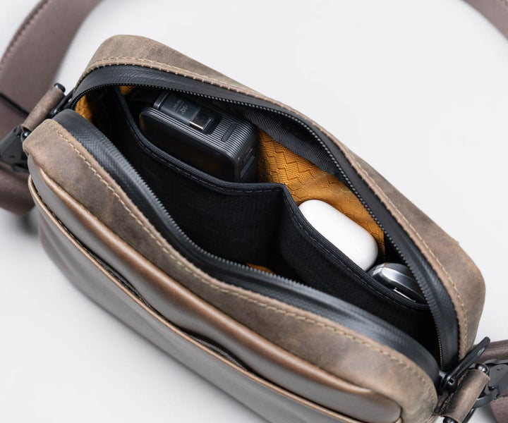 Two stretch-mesh finger pockets