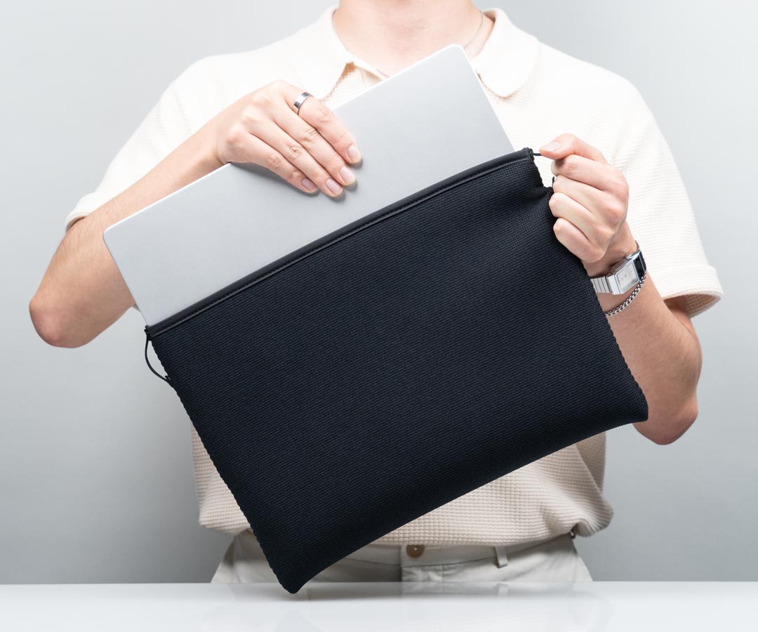 Side tabs help insert and remove laptop