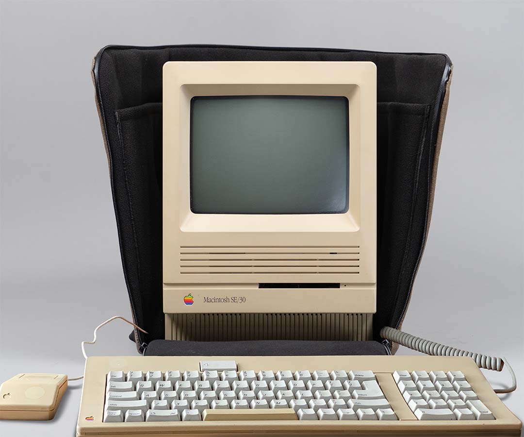 Opens up so you can work immediately! Just give the 68030 processor a few minutes to boot up.