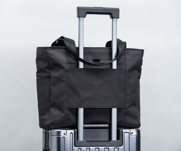 Back: Suitcase handle slot