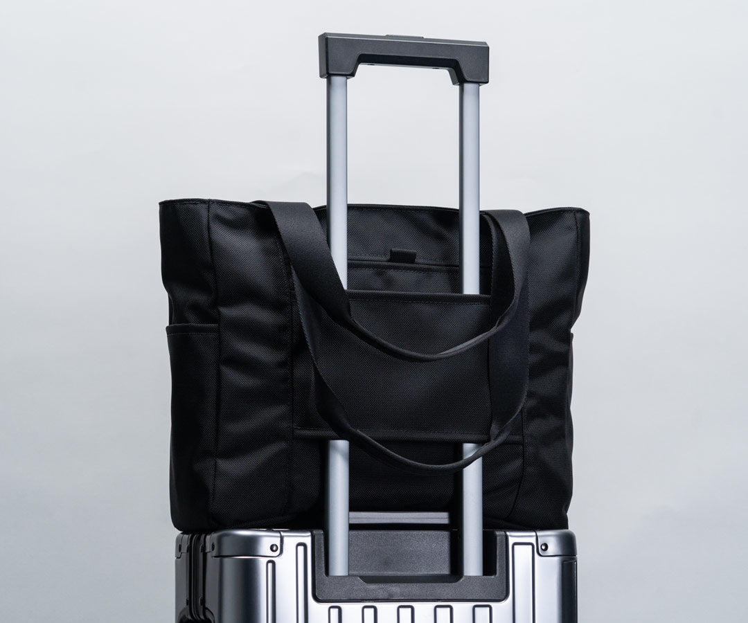 Back: Suitcase handle slot
