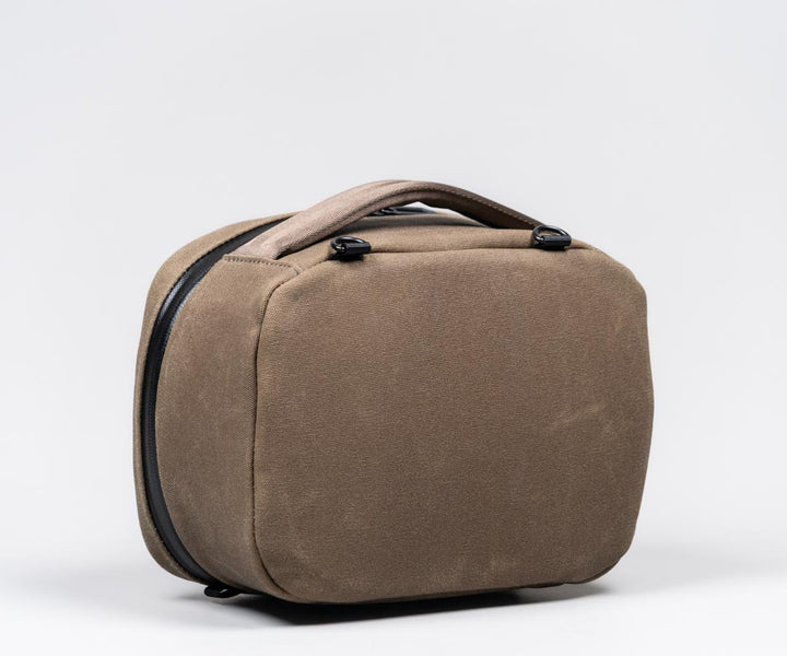 Rear panel with D-rings for optional shoulder strap