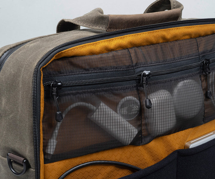 Secure and transparent zipped mesh pockets