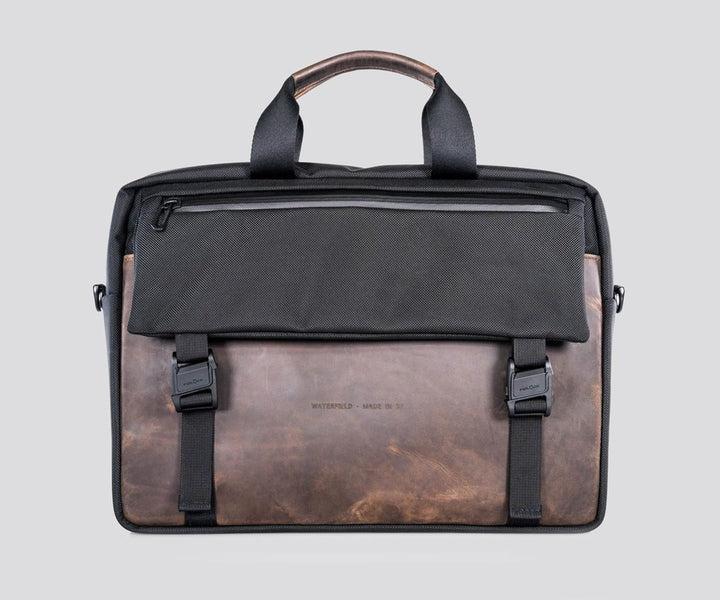 Full grain leather flap, twin magnetic buckles