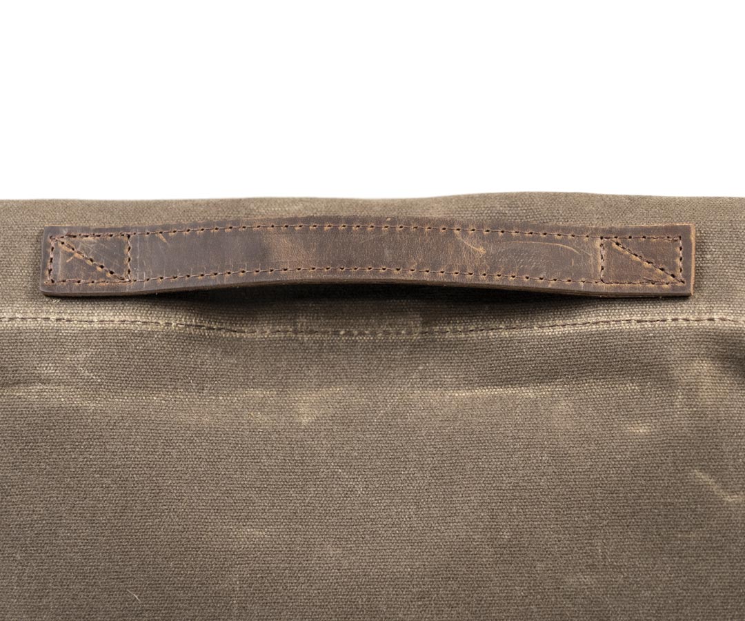 Comfortable leather carry handle (waxed canvas version)