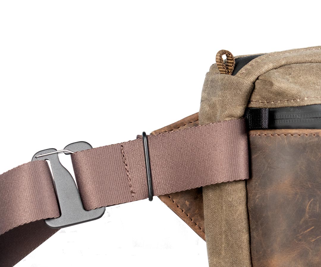Attaches quickly and easily to the bag. 