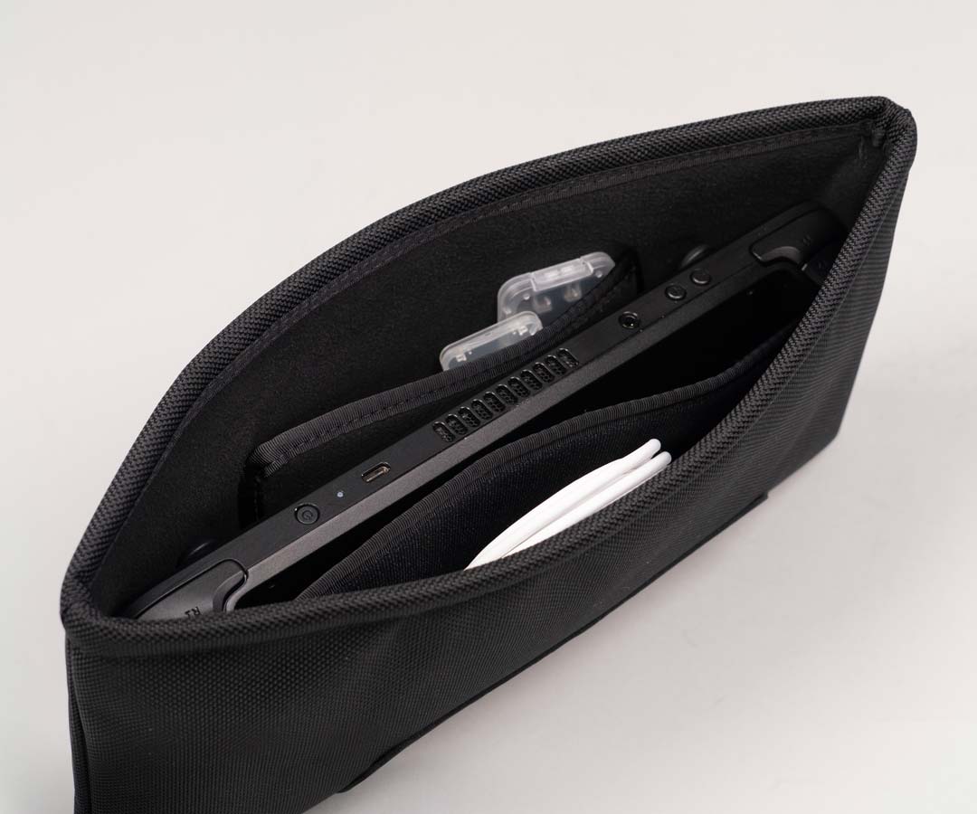 Two side pockets keep items from bumping into each other