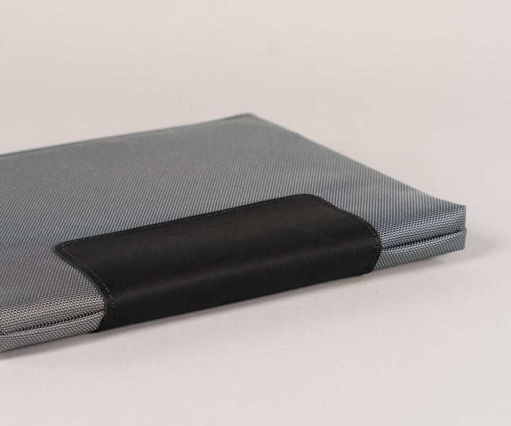 Full-grain leather grip for holding the sleeve when taking out the iPad