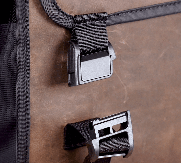 Convenient magnetic buckle