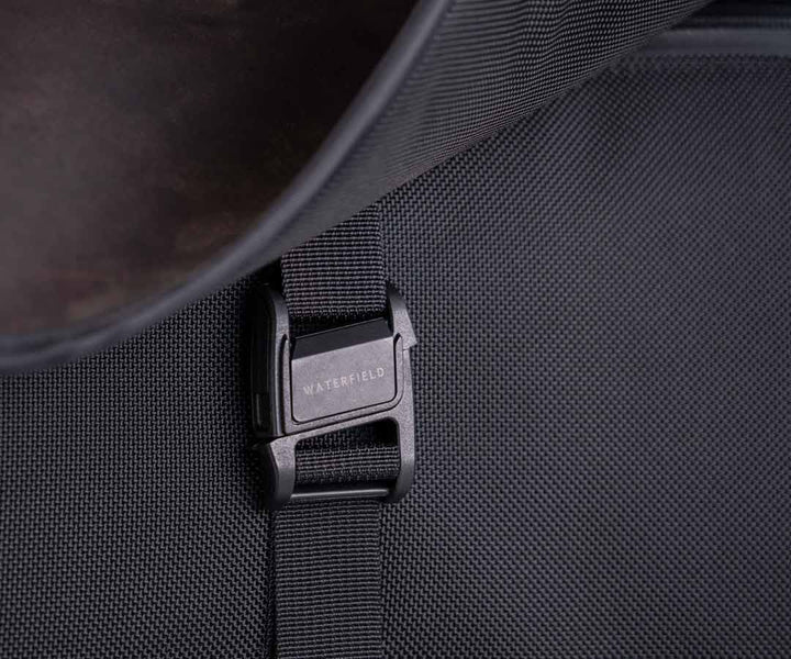 Easy to open, easy to close with the self-finding magnetic buckle
