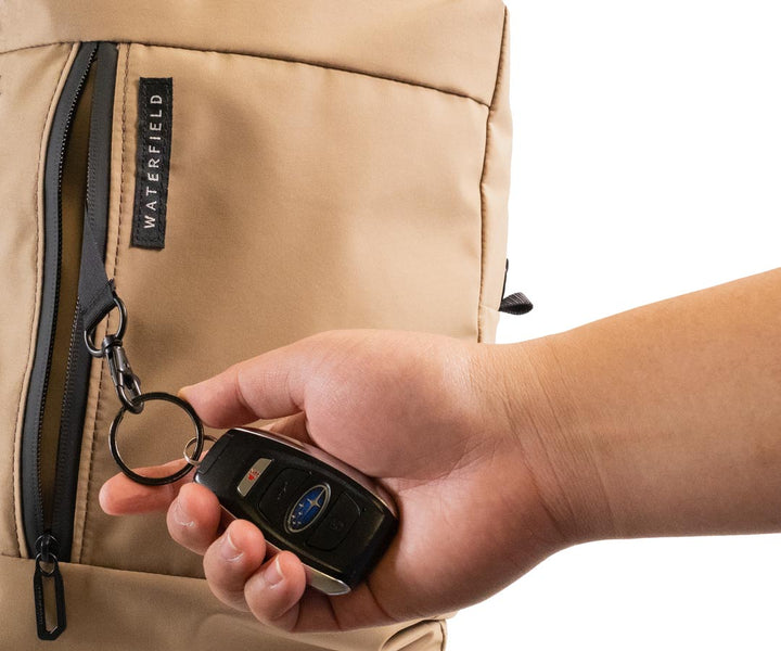 Easy-access Key hook in front pocket